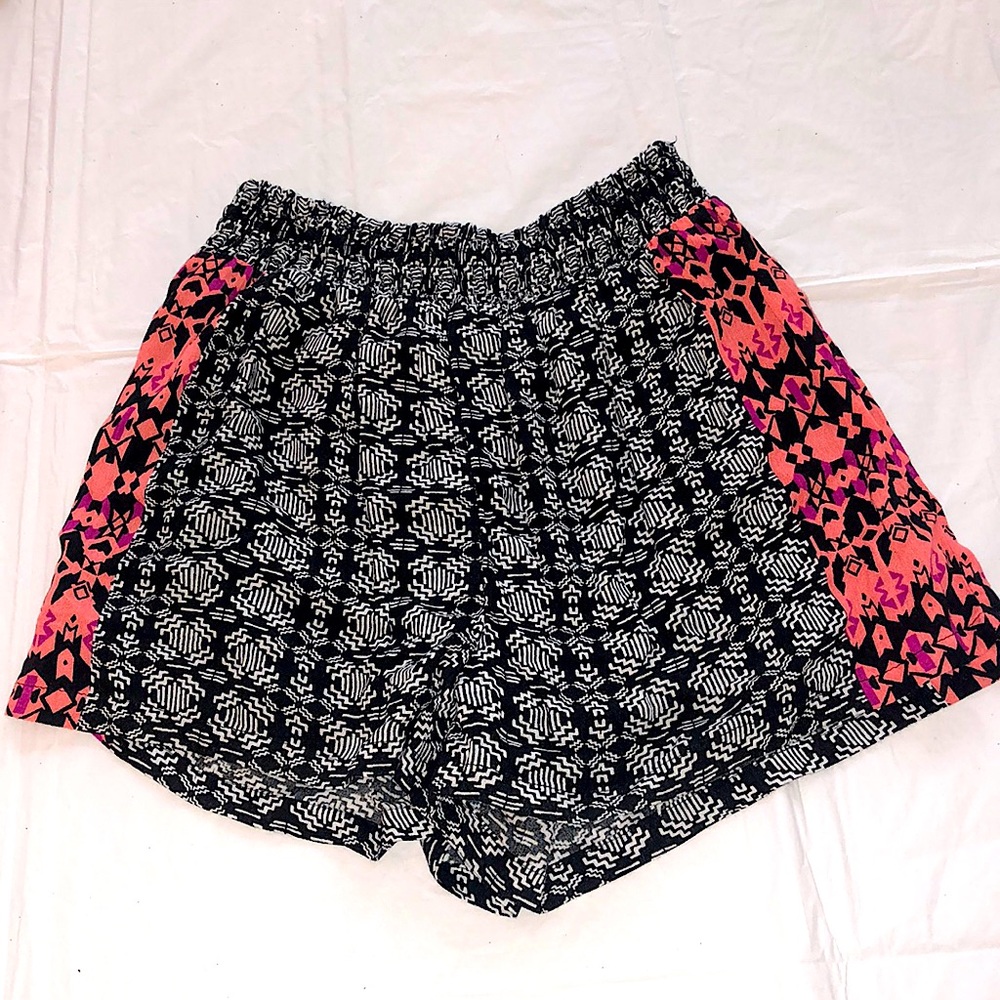 NWOT Francescas Miami Aztec print flowy shorts (S)
